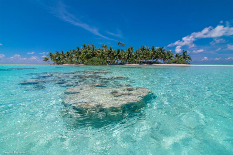 Rangiroa Blue Lagoon - Pure white sandbar surrounded by fifty shades of blue in the world's second-largest atoll
