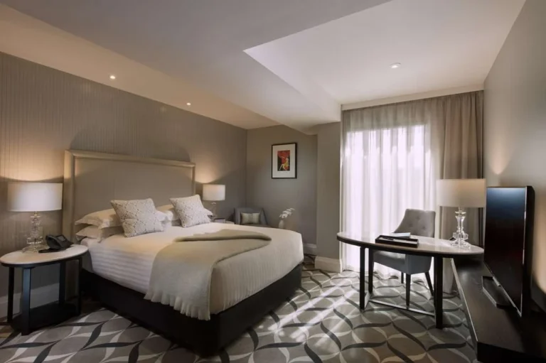Mayfair Hotel Superior Queen Room